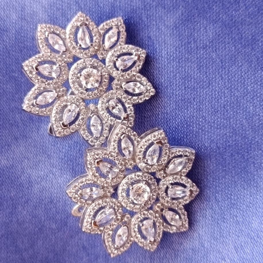 Çiçek model bayan küpe - Görsel 3