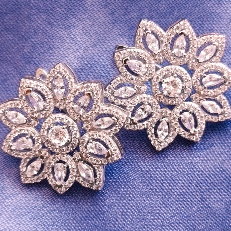 Çiçek model bayan küpe